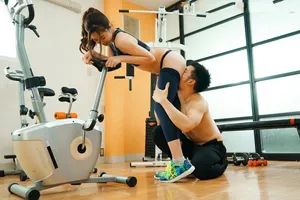 Xin gã chồng đi tập gym, người vợ địt trộm với anh pt