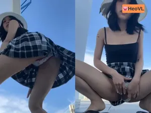 Người yêu dâm đi đi giã ngoại nhưng cũng không quên quay clip show hàng cho fans xem