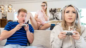 Mãi chơi game không biết cô bạn cùng phòng đang gạ xxx bạn trai