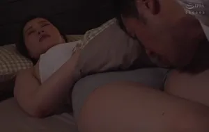 3 ngày chồng đi bàn việc làm ăn, người vợ ở nhà nữa đêm bị bố gã chồng mò vào phòng