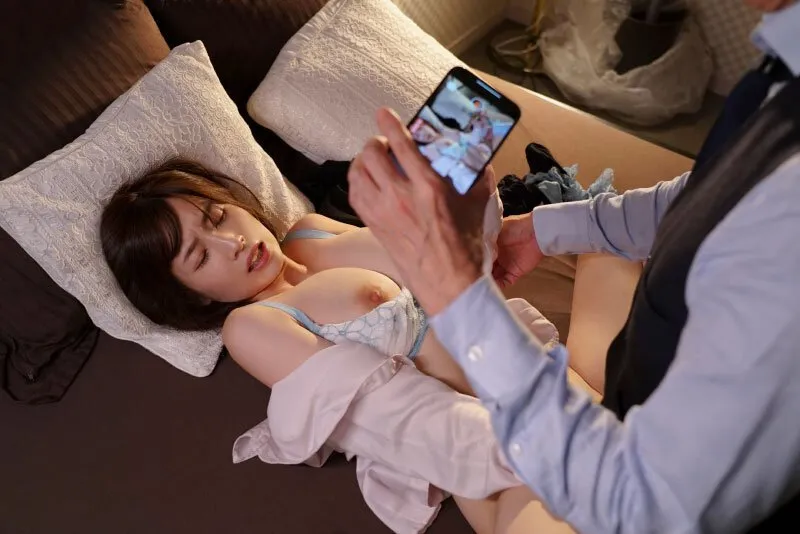 Tiền bối chuốc thuốc em thư ký bắt nắc cả đêm khi đi công việc xa